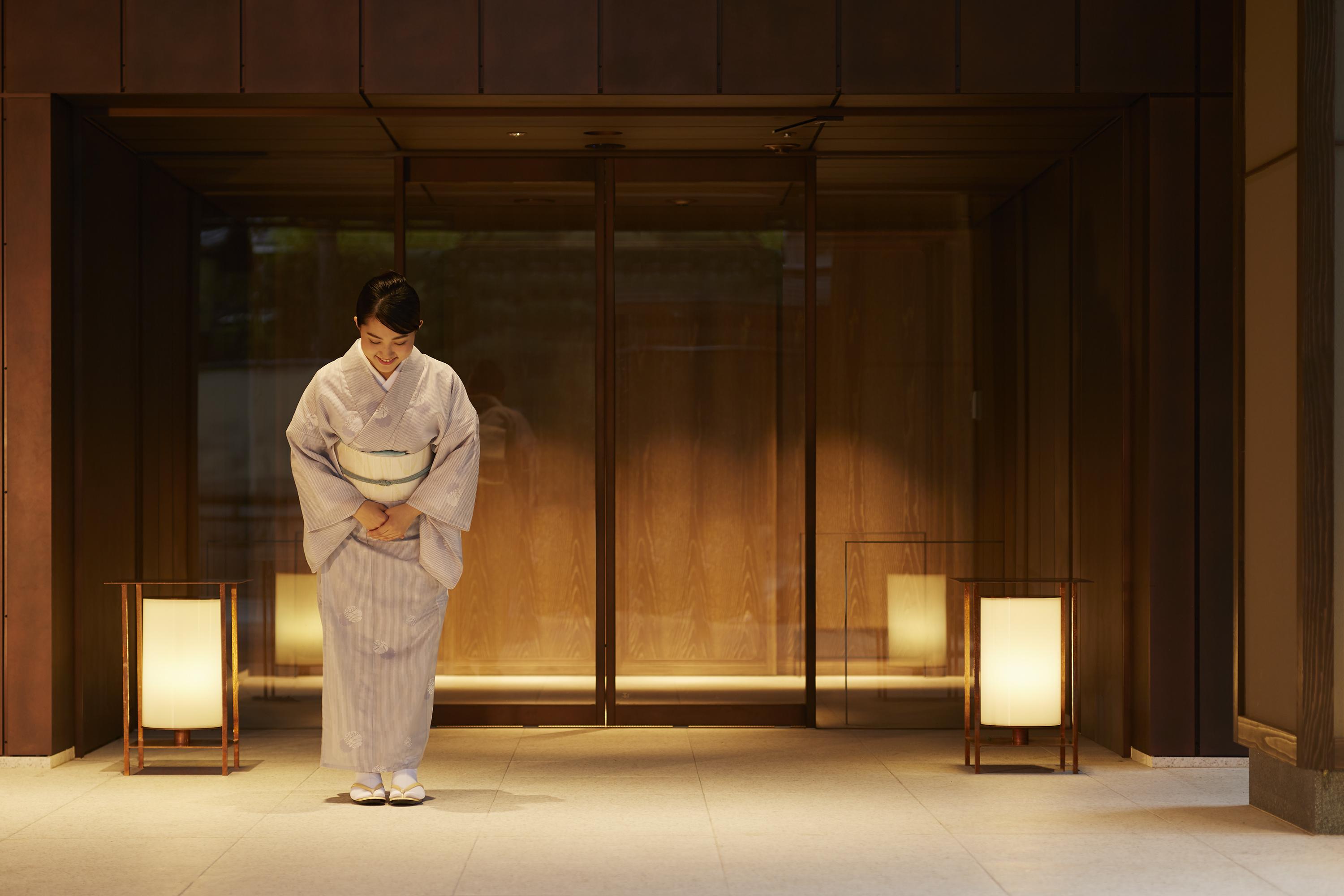 Hotel The Celestine Kyoto Gion Екстер'єр фото A Japanese hotel employee bowing