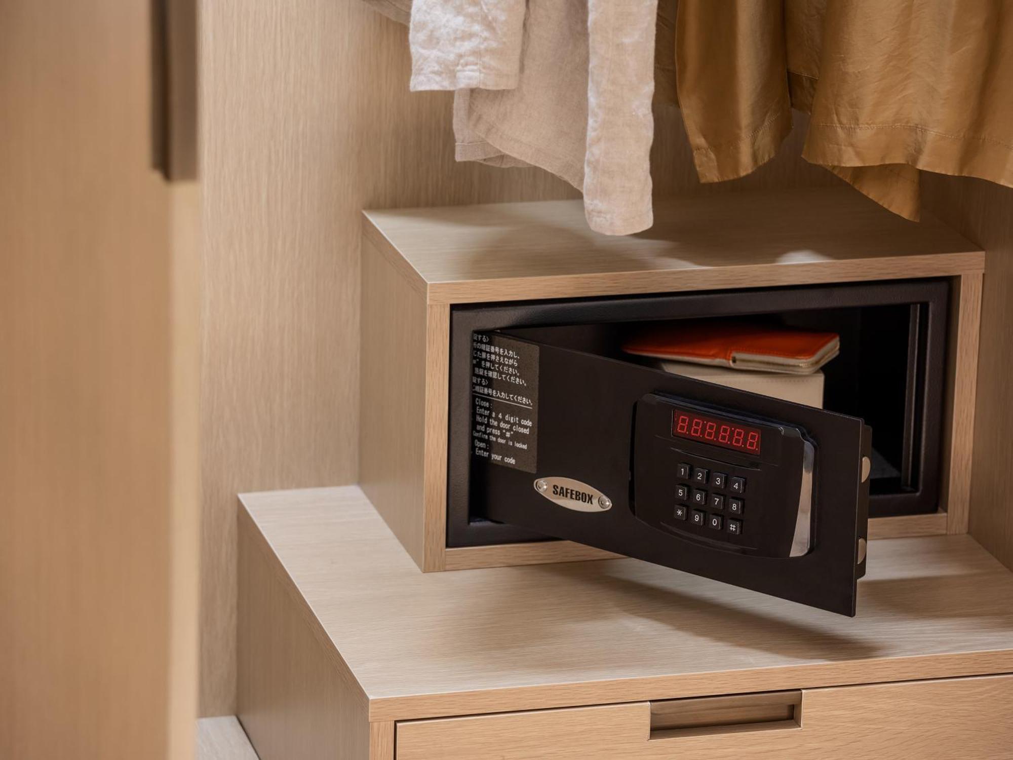 Hotel The Celestine Kyoto Gion Екстер'єр фото A safe in a hotel room